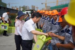 市委副書(shū)記、市長(zhǎng)錢三雄等一行慰問(wèn)奮戰(zhàn)在高溫一線建設(shè)工人